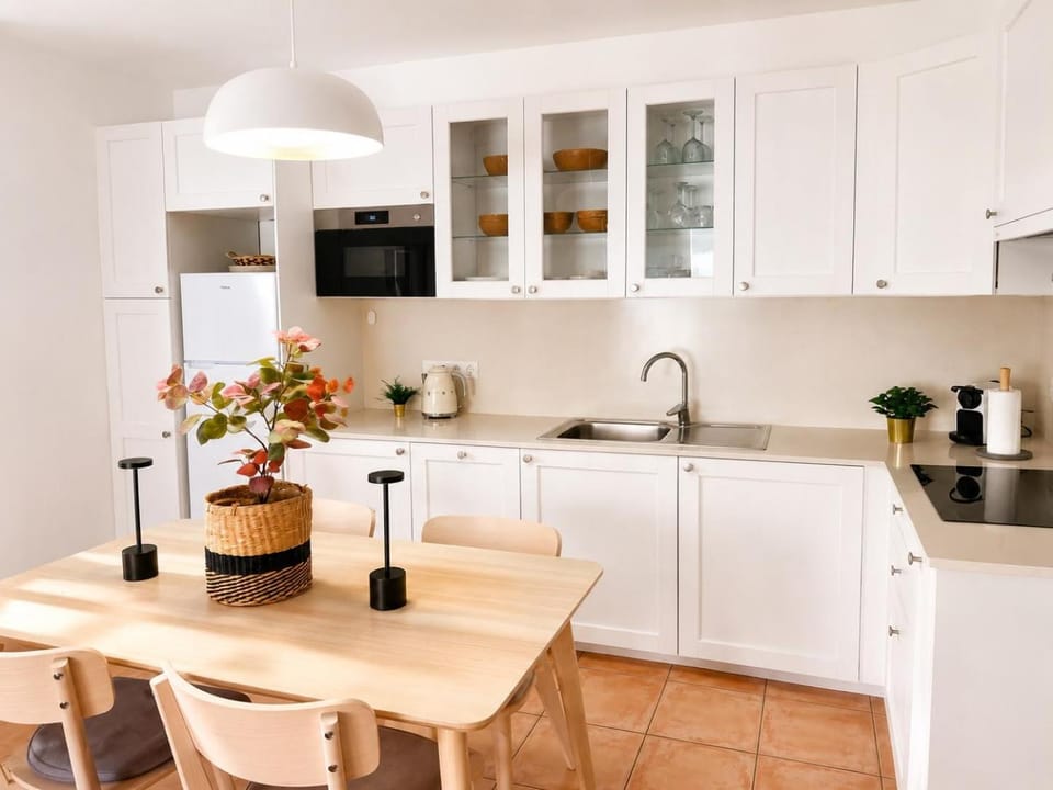 Kitchen or kitchenette, Dining area
