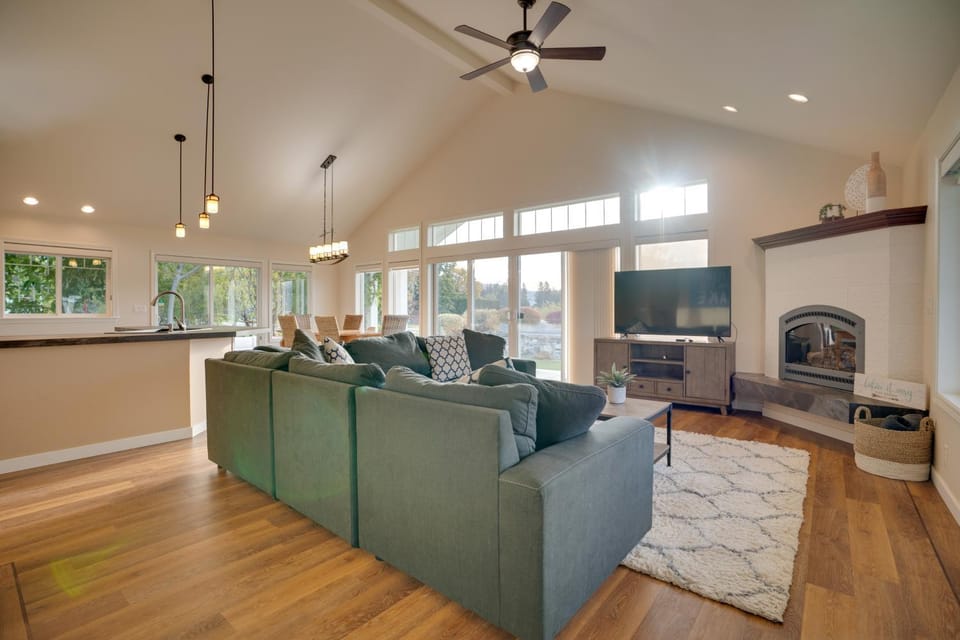 Family Home on Lake Chelan with Mtn + Lake View! House in Lake Entiat