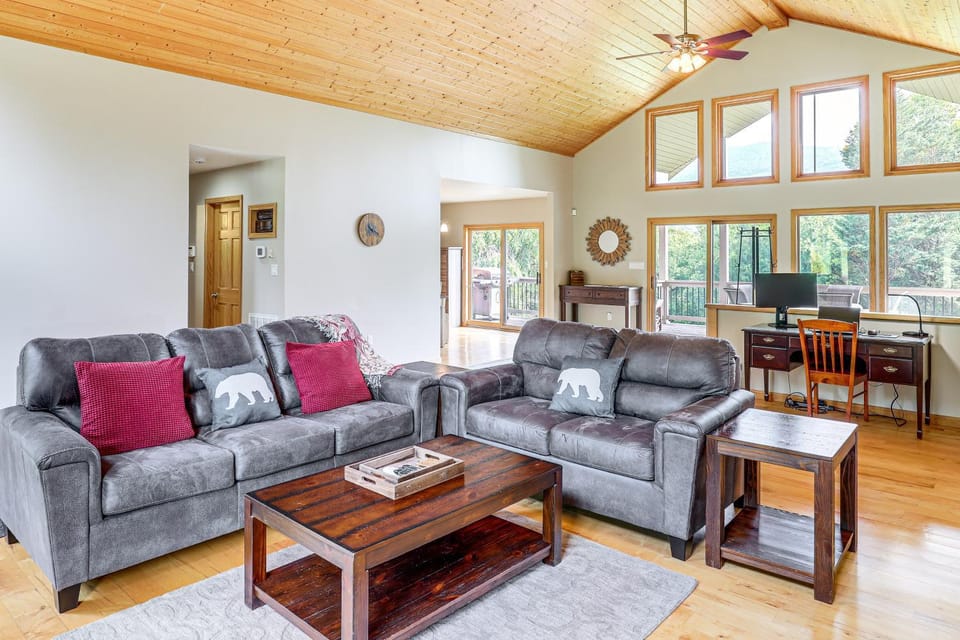 Mtn Views and Hot Tub 6-Acre Blue Ridge Retreat! House in Swannanoa