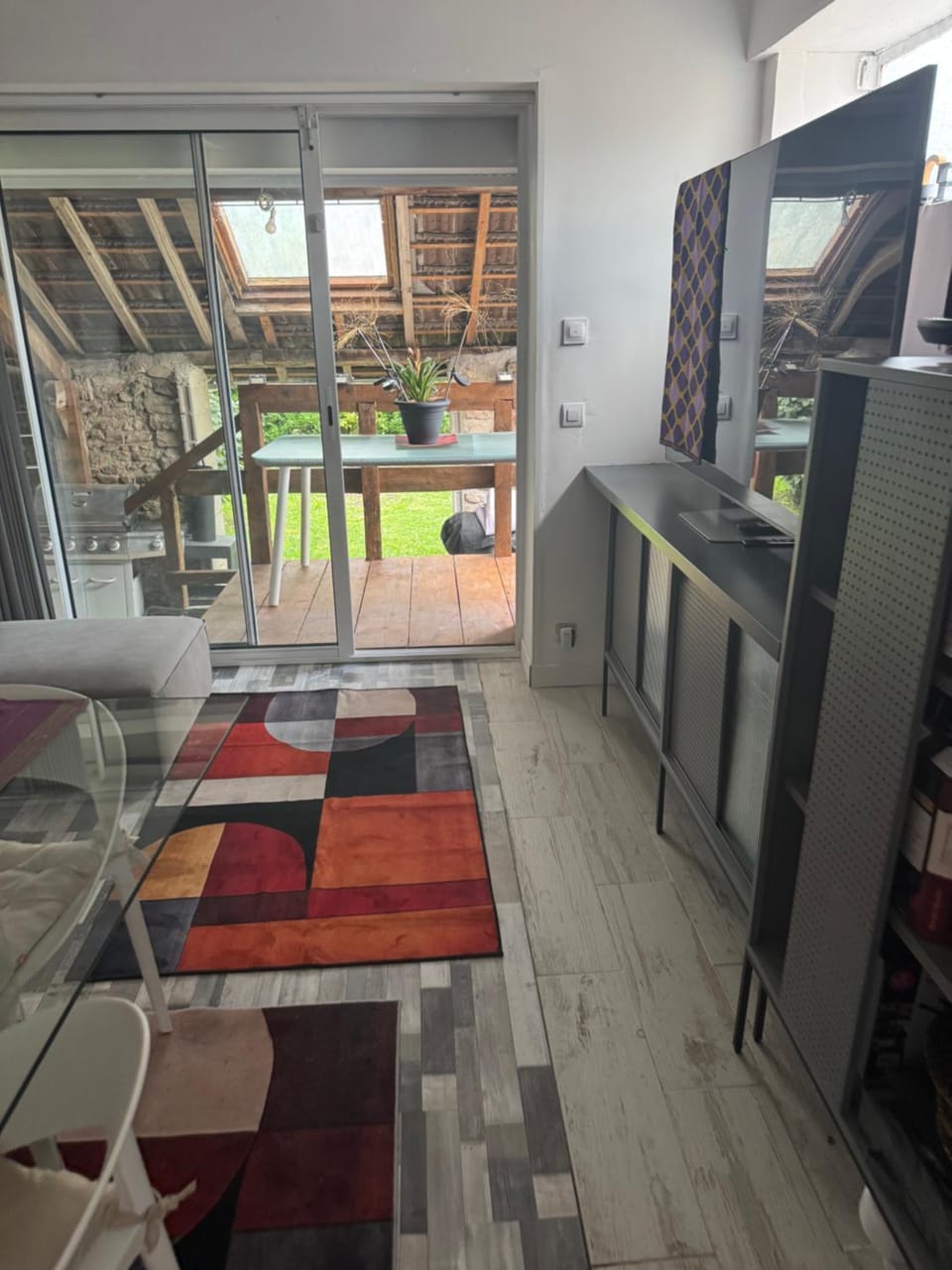 TV and multimedia, Living room, Seating area, Dining area