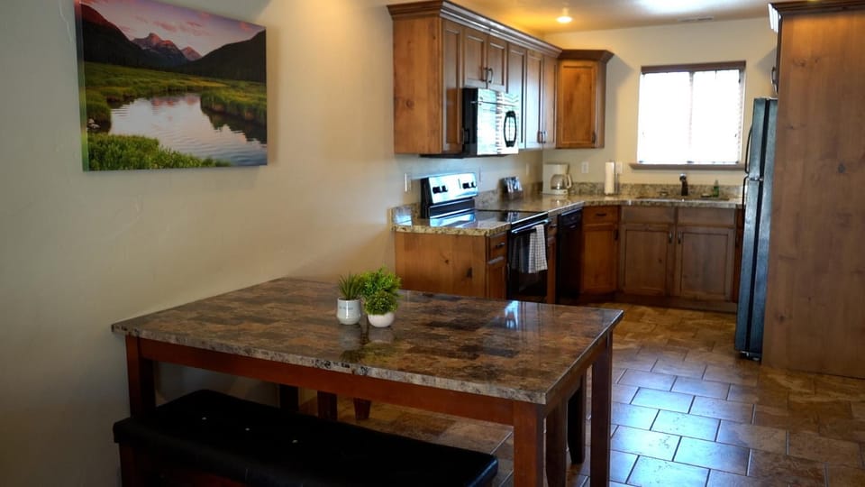 Kitchen or kitchenette, Dining area