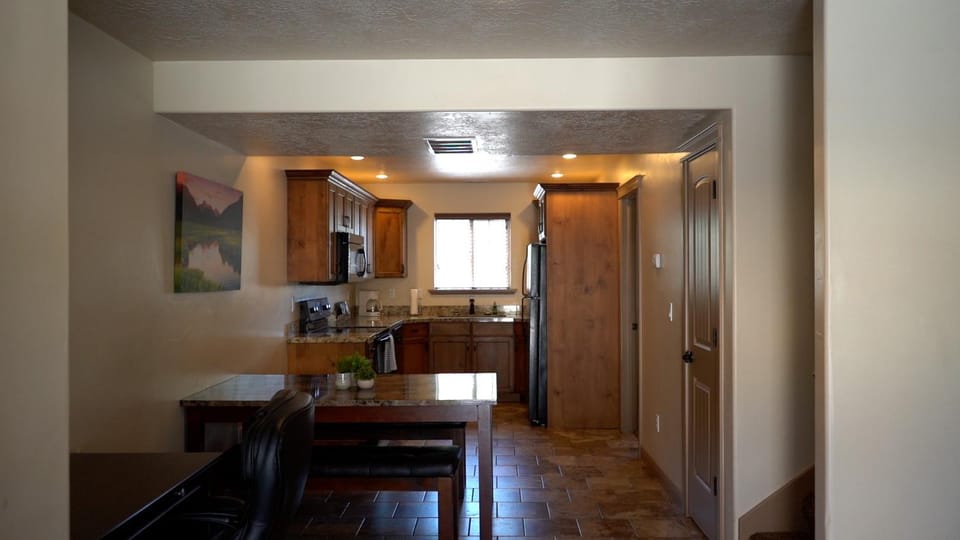 Kitchen or kitchenette, Dining area