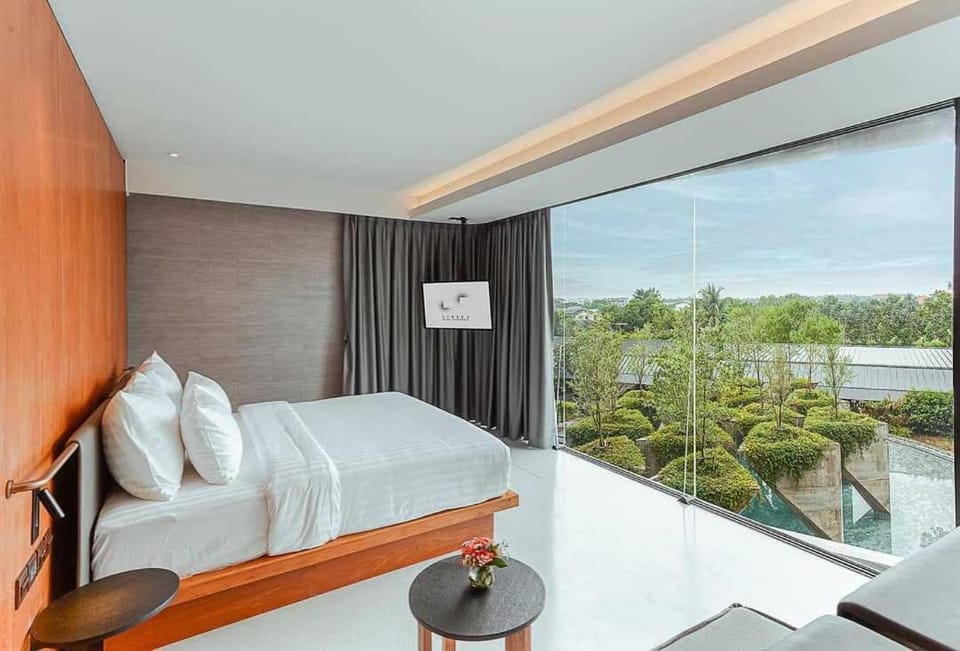 Bedroom, Pool view