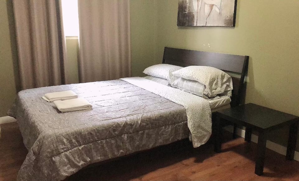 Private Rooms in a 3 Bedroom Guest House Close to Kingsway NAIT 1 Person per Room No Couples For Men Only Bed and Breakfast in Edmonton
