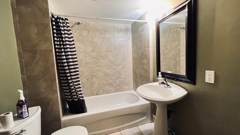 Private Rooms in a 3 Bedroom Guest House Close to Kingsway NAIT 1 Person per Room No Couples For Men Only Bed and Breakfast in Edmonton