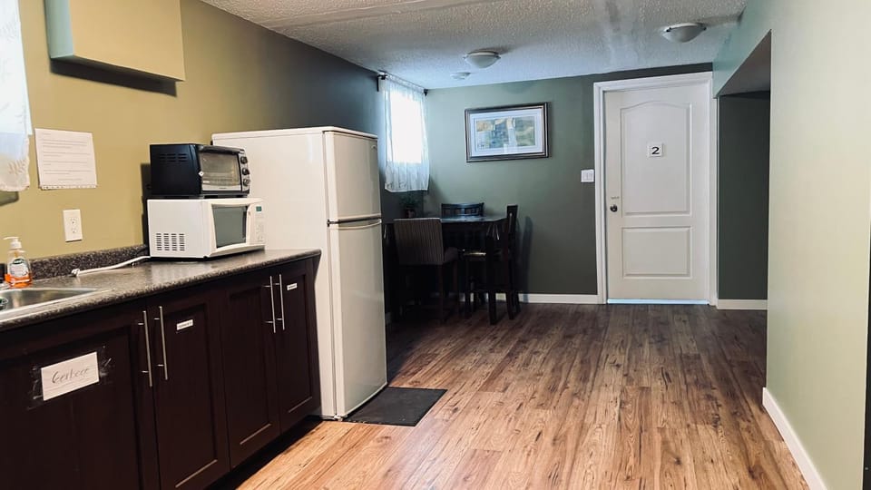 Private Rooms in a 3 Bedroom Guest House Close to Kingsway NAIT 1 Person per Room No Couples For Men Only Bed and Breakfast in Edmonton