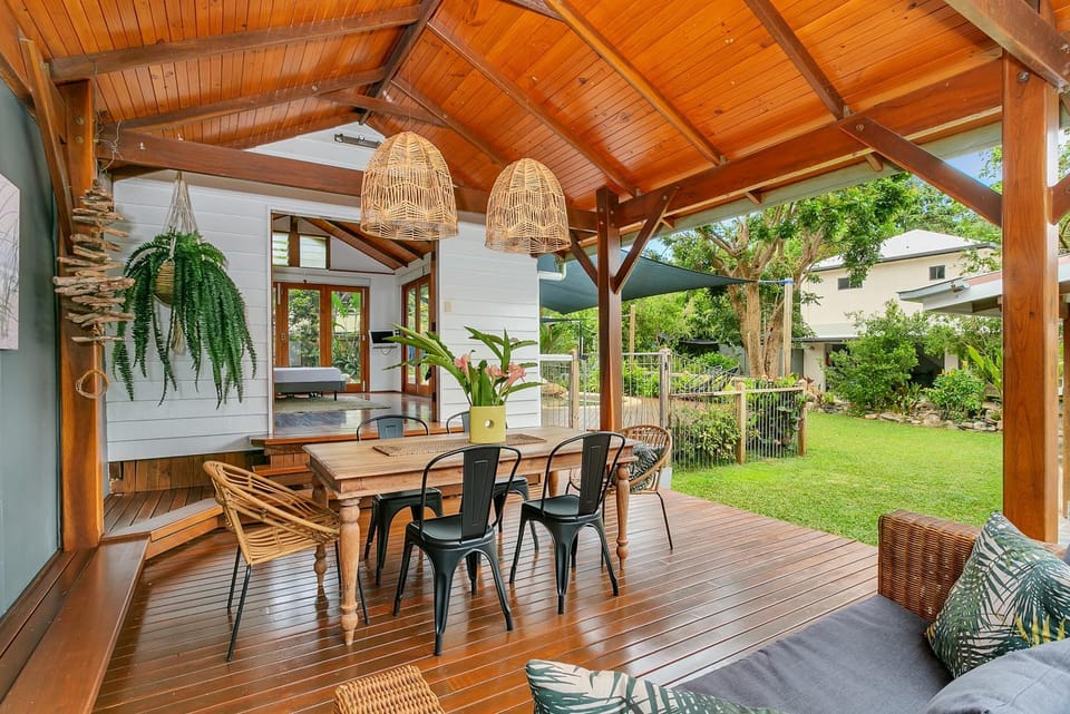 Seating area, Dining area, Garden view