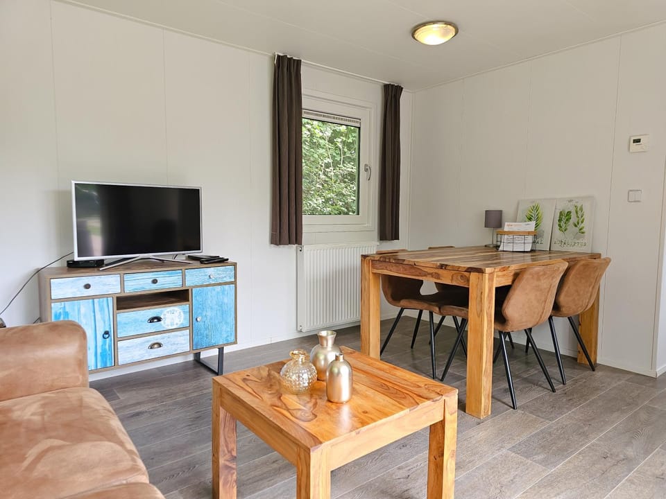 TV and multimedia, Seating area, Dining area