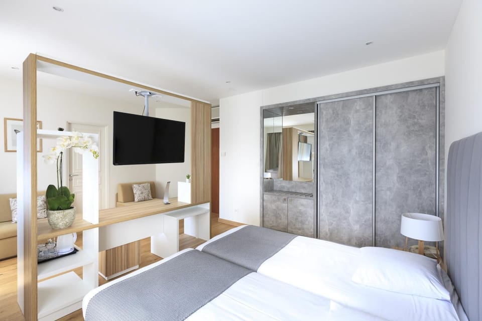 Photo of the whole room, Bedroom