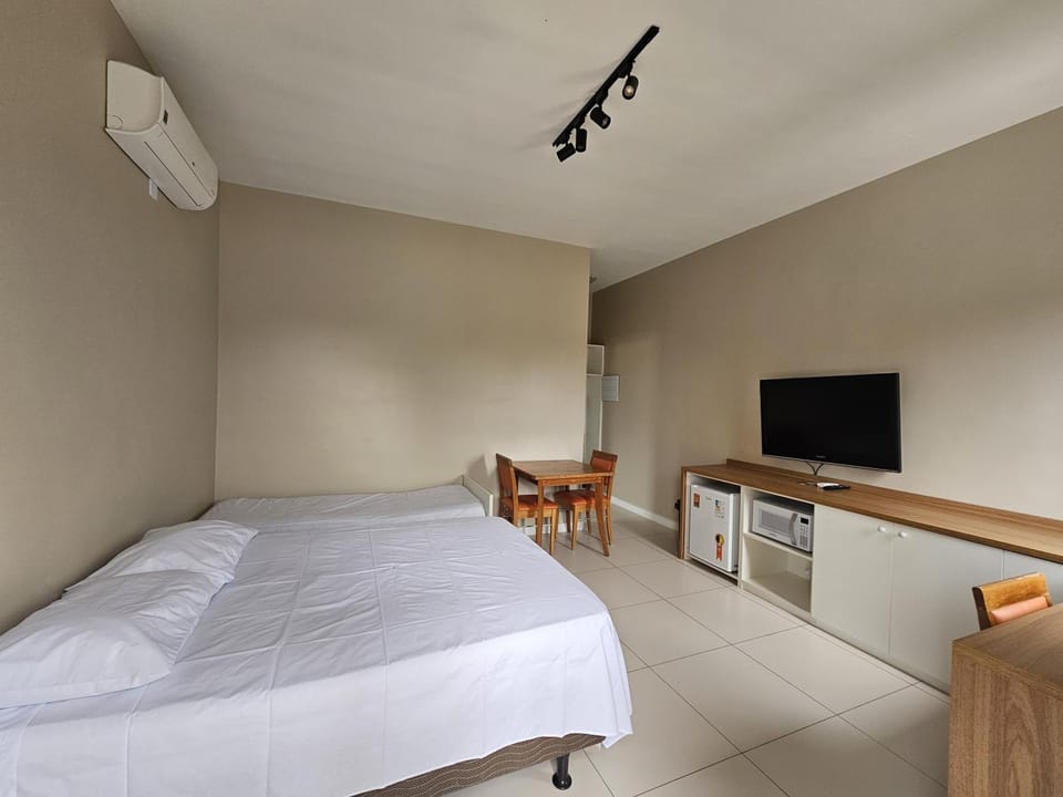 Suite Privativa Prox Sesc Bertioga Ar WiFi Frigobar 01 Hostel in Bertioga