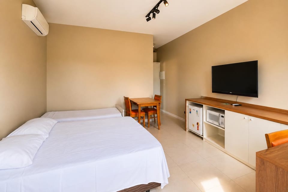 Suite Privativa Prox Sesc Bertioga Ar WiFi Frigobar 01 Hostel in Bertioga
