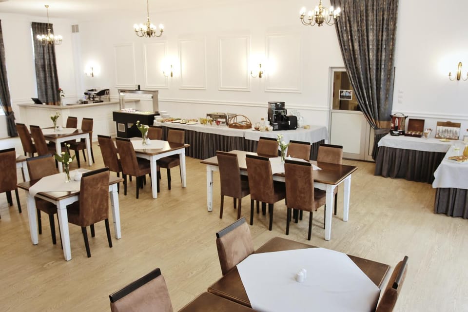 Restaurant/places to eat, Lounge or bar