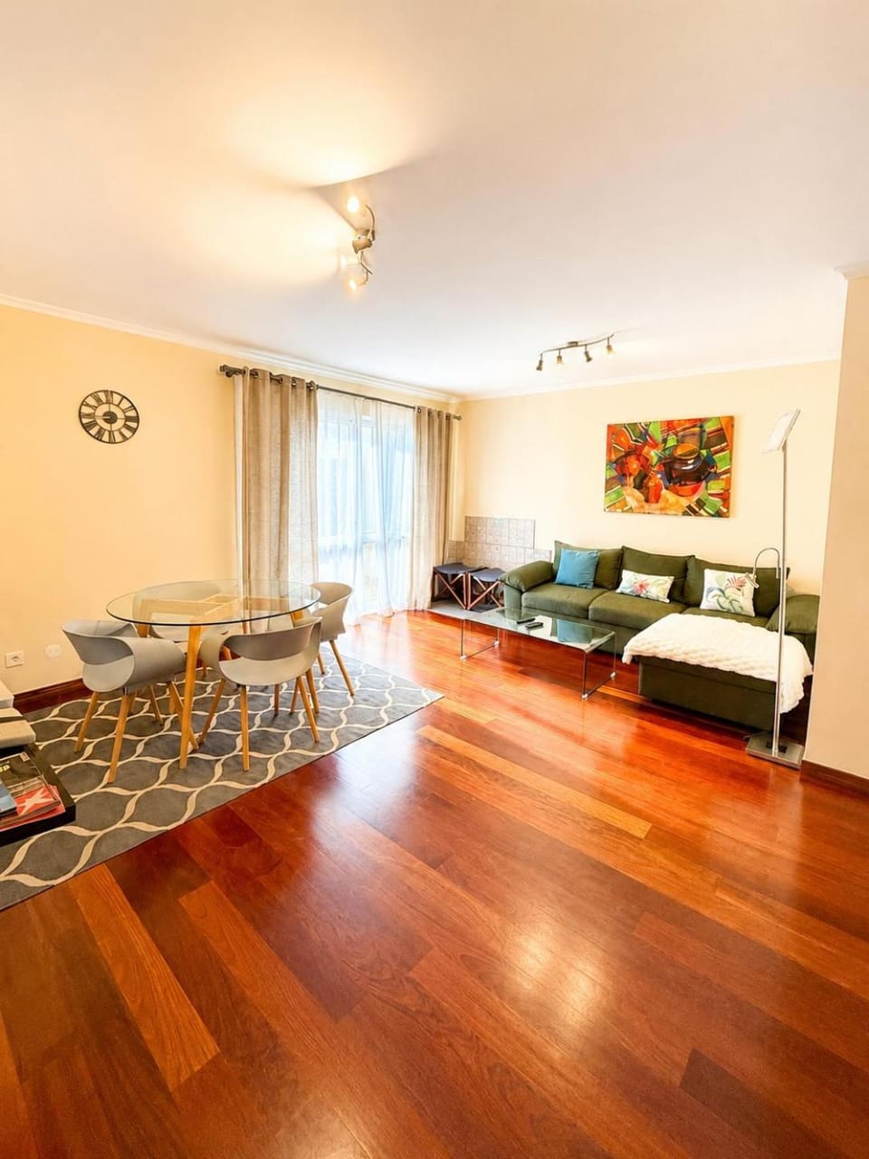 Living room, Photo of the whole room