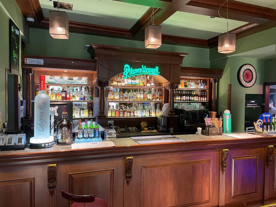 Lounge or bar, Drinks, Alcoholic drinks
