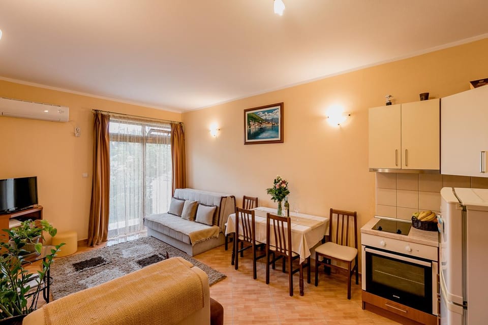 TV and multimedia, Living room, Seating area, Dining area