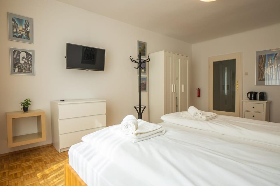 Bed, TV and multimedia, Bedroom, wardrobe