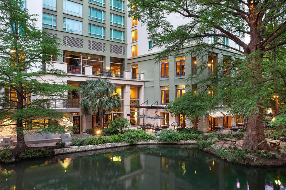 Property building, Nearby landmark, Natural landscape, Balcony/Terrace, River view