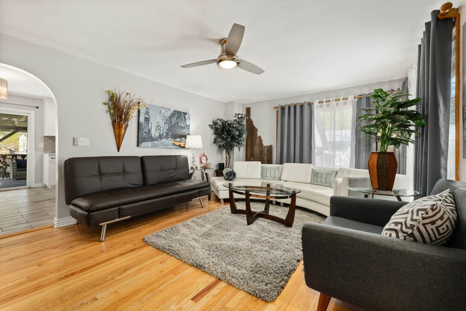 Spacious Family Home w/ Garage Game Room & Office! House in Garden City