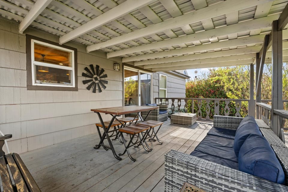 Spacious Family Home w/ Garage Game Room & Office! House in Garden City