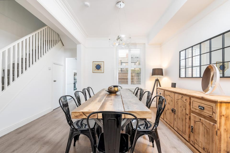 Seating area, Dining area