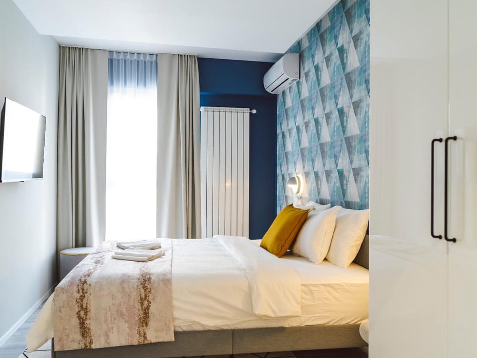 Bed, TV and multimedia, Photo of the whole room, Bedroom, towels, air conditioner