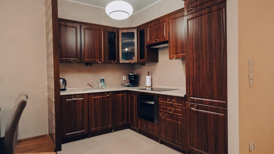 Coffee/tea facilities, Kitchen or kitchenette, oven, stove