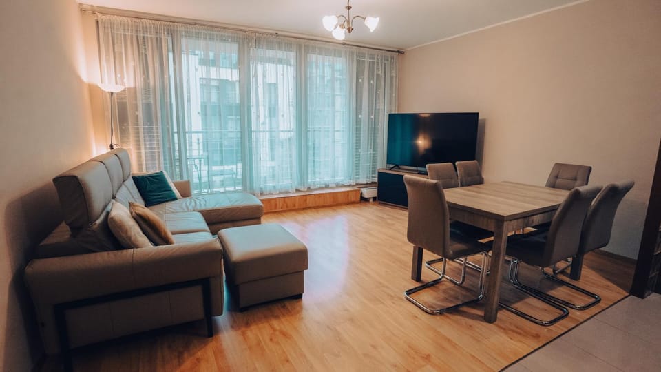 Communal lounge/ TV room, TV and multimedia, Living room, Seating area, Dining area, Evening entertainment