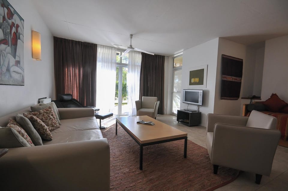 Day, Seating area