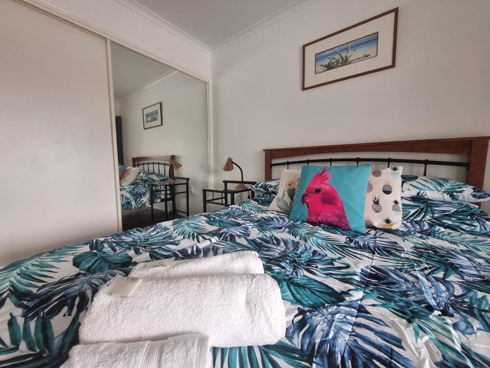 Location, location, location on The Strand, seaviews, self check-in via lock box Apartment in Queensland