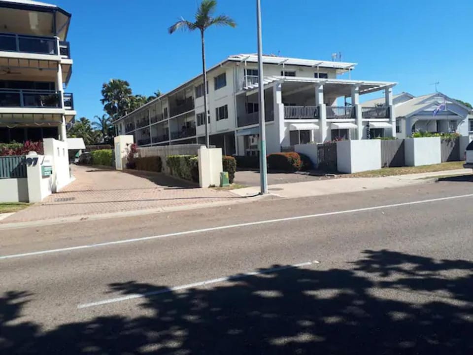 Property building, Day, Neighbourhood, Street view, Location