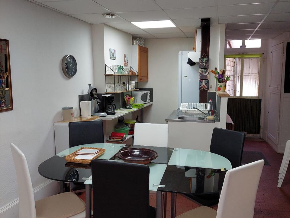 Charmant gîte avec 2 chambres, cour partagée, Wifi et animaux acceptés - FR-1-586-14 House in Centre-Val de Loire