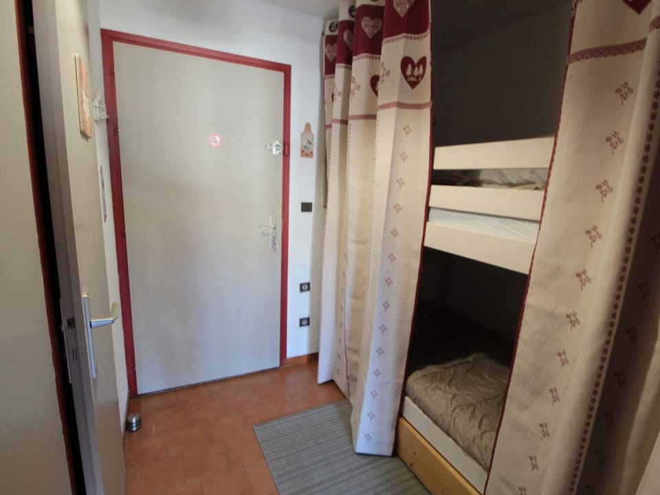Studio chaleureux 4 pers, centre village, proche pistes et commerces, balcon sud-ouest - FR-1-572-105 Apartment in Arâches-la-Frasse