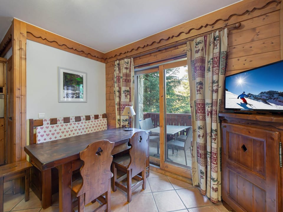 Appartement ski aux pieds avec accès piscine et parking couvert - FR-1-566-37 Apartment in Les Allues