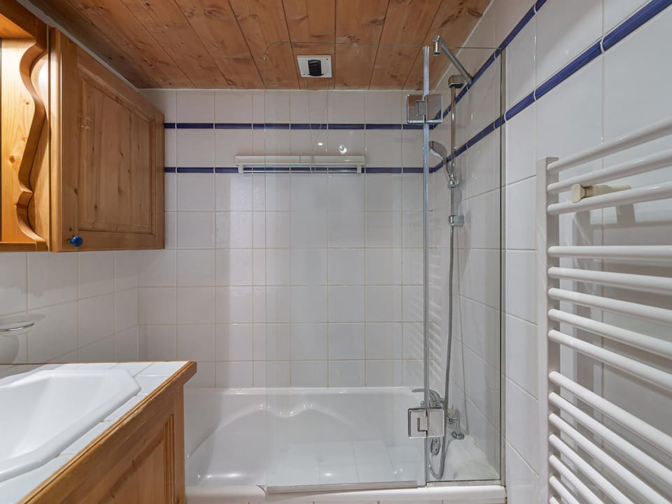 Appartement ski aux pieds avec accès piscine et parking couvert - FR-1-566-37 Apartment in Les Allues