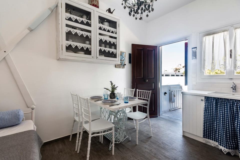 Kitchen or kitchenette, Seating area, Dining area