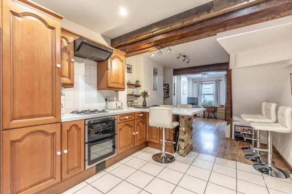 4 Bed 3 Baths in CENTRAL WINDSOR! WALK 2 ALL THE SIGHTS! LEGOLAND 5 MIN DRIVE House in Windsor