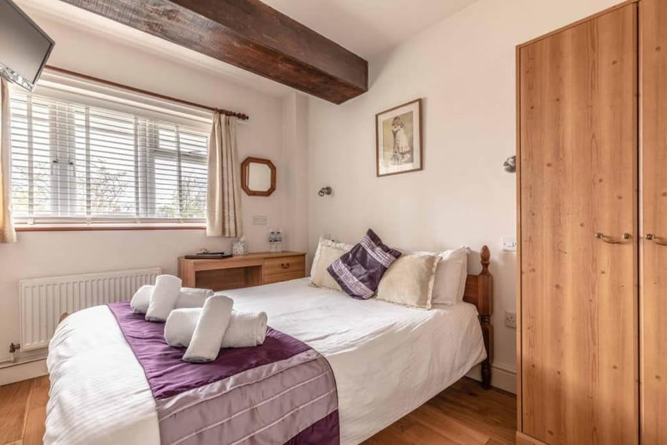 4 Bed 3 Baths in CENTRAL WINDSOR! WALK 2 ALL THE SIGHTS! LEGOLAND 5 MIN DRIVE House in Windsor