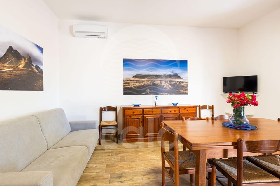 Communal lounge/ TV room, TV and multimedia, Living room, Seating area, Dining area, air conditioner