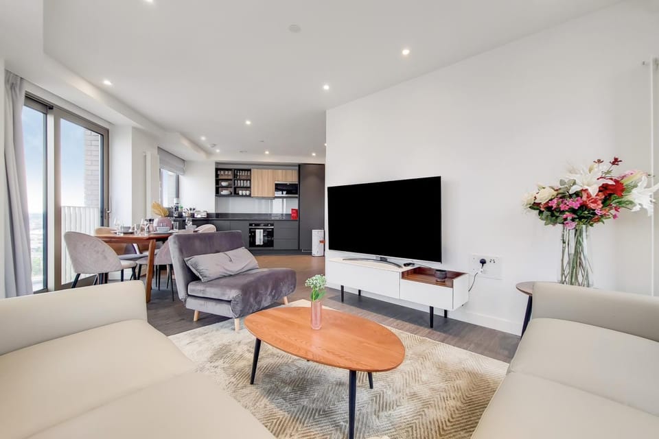 Deluxe three bedroom Apartment by London ExCeL Stays Apartment in London