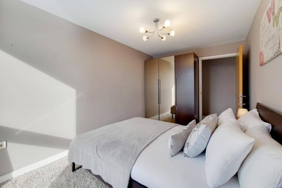 Deluxe three bedroom Apartment by London ExCeL Stays Apartment in London
