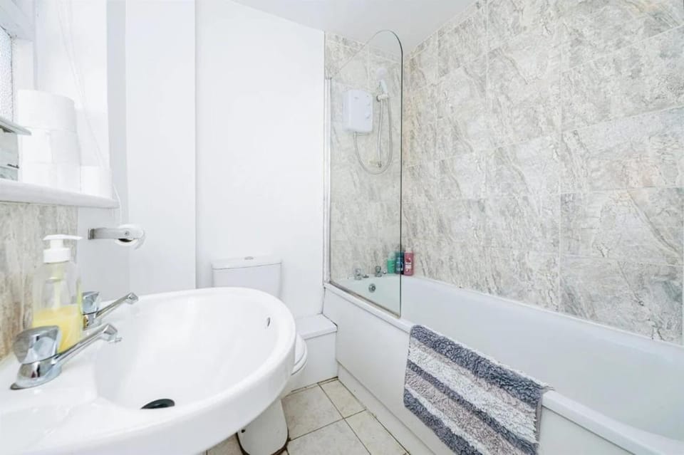 4 Bedroom House For Corporate Stays in Kettering House in Kettering