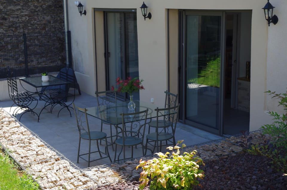 Property building, Patio, Day, Garden, Balcony/Terrace, Dining area, Garden view