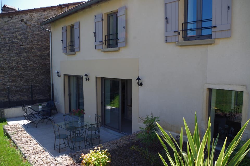 Property building, Patio, Spring, Day, Garden, Garden view