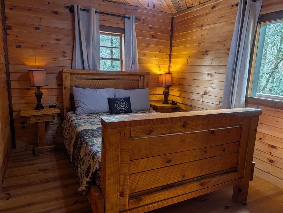 The Big Little Cabin - Hot Tub - Playground Cabin in Union County