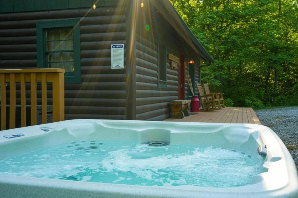 The Big Little Cabin - Hot Tub - Playground Cabin in Georgia