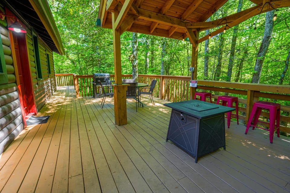 The Big Little Cabin - Hot Tub - Playground Cabin in Union County