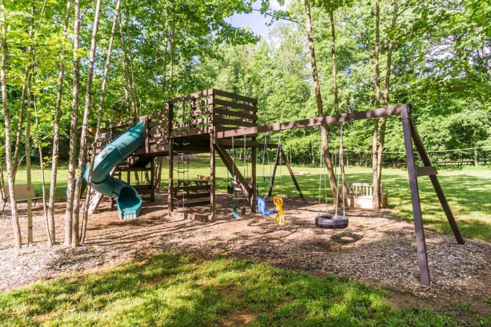 The Big Little Cabin - Hot Tub - Playground Cabin in Georgia