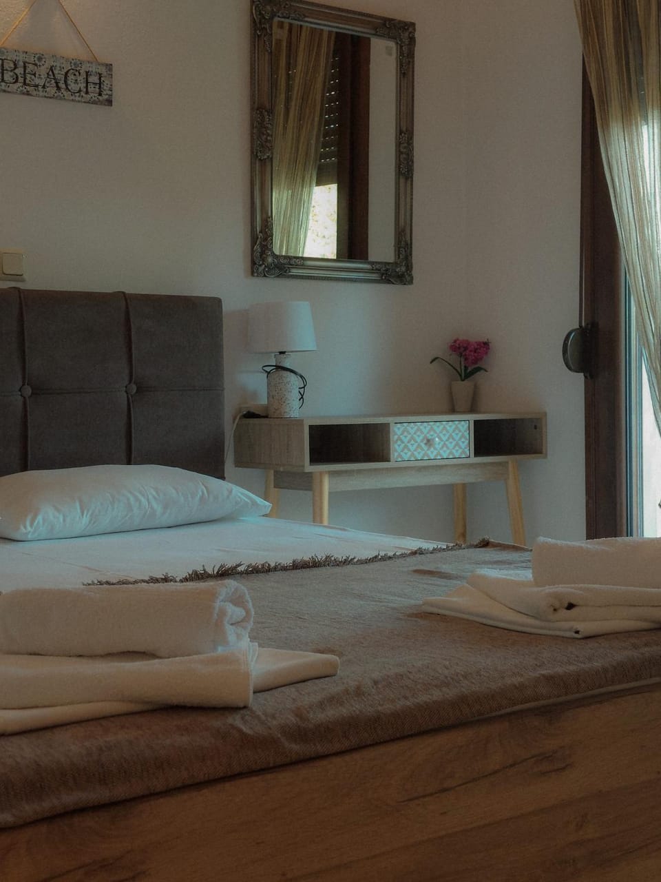 Bed, Bedroom, towels