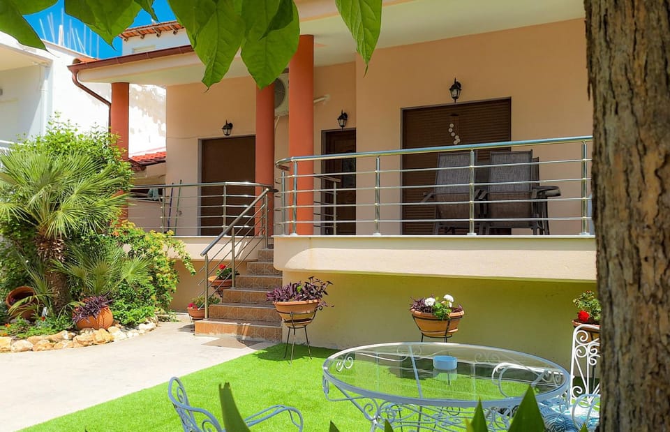 Property building, Garden, Balcony/Terrace, Garden view