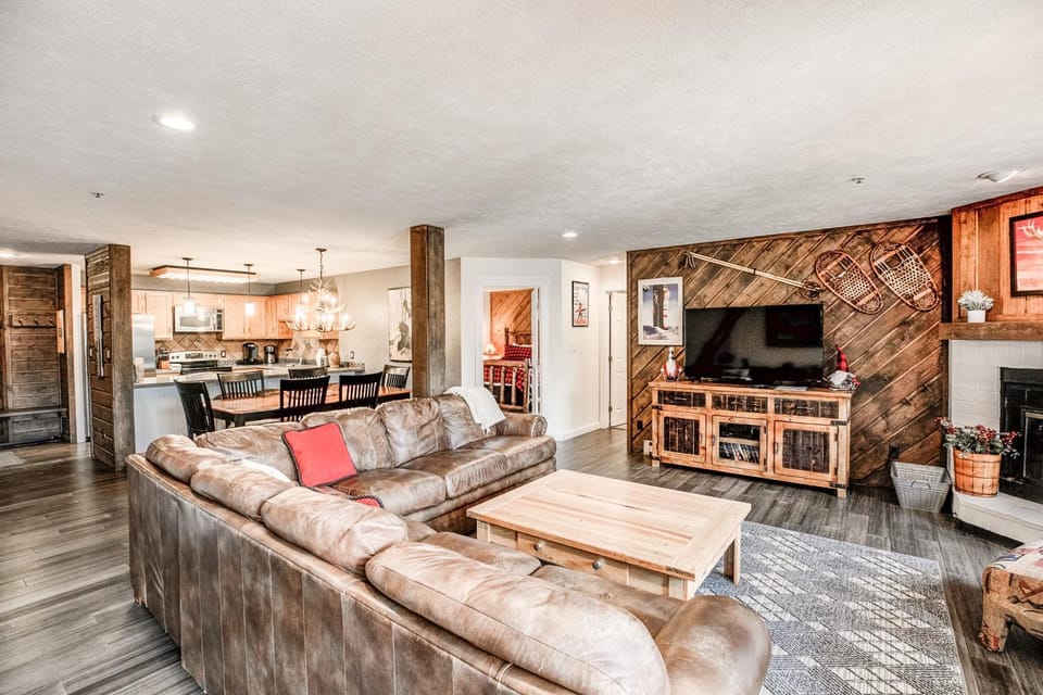 Cimarron Bear Condo: Fantastic Location, Sleeps 8 Apartment in Breckenridge
